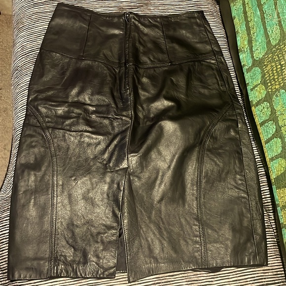 Winlet leather skirt. Black. Size 7/8 - Picture 2 of 6